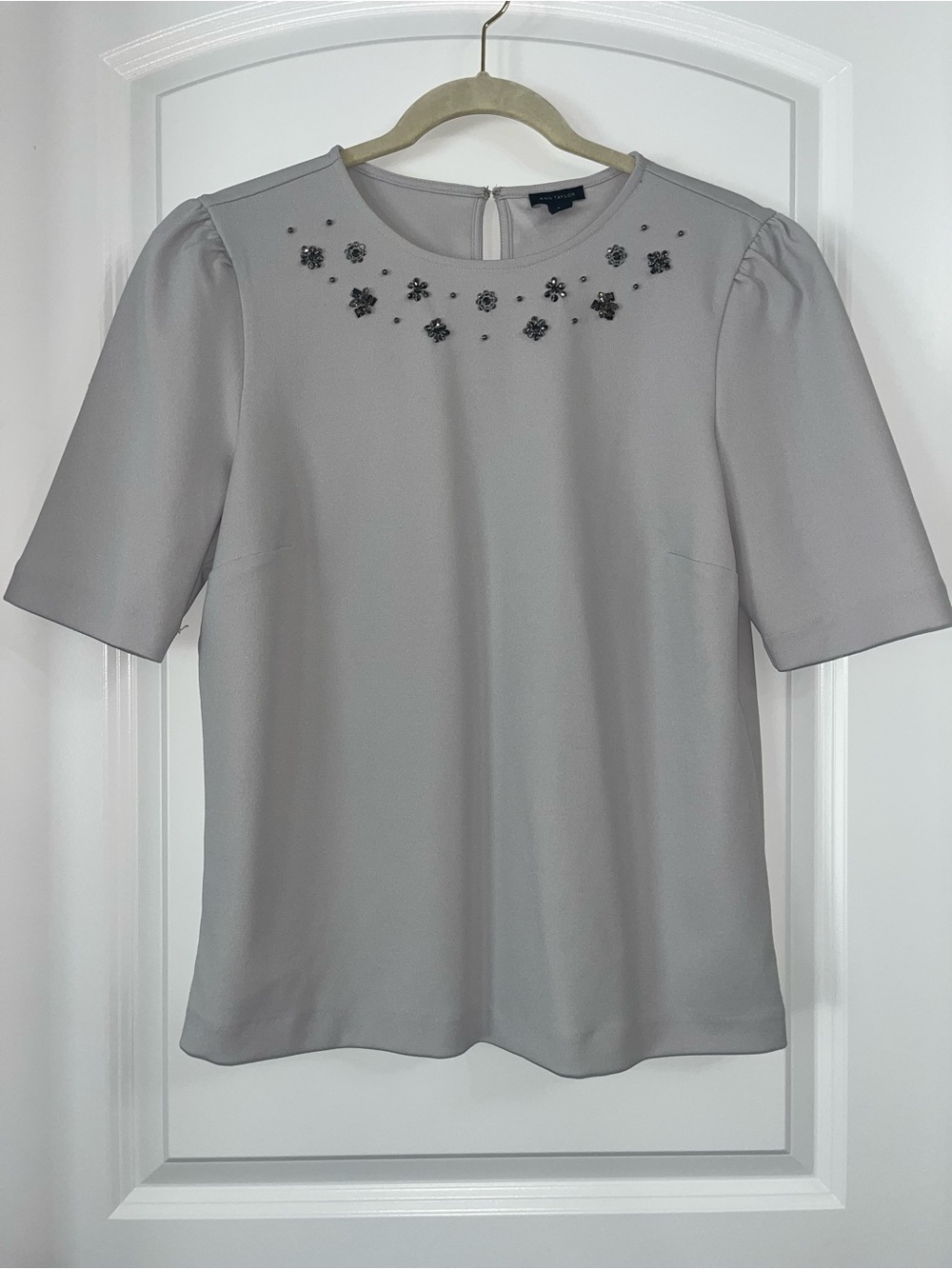 Ann Taylor Top Light Gray Jeweled Short Sleeve Blouse Office Work Womens Medium